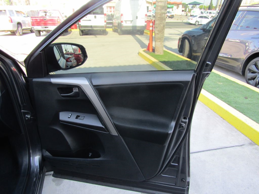 Toyota RAV4 LE FWD 2018