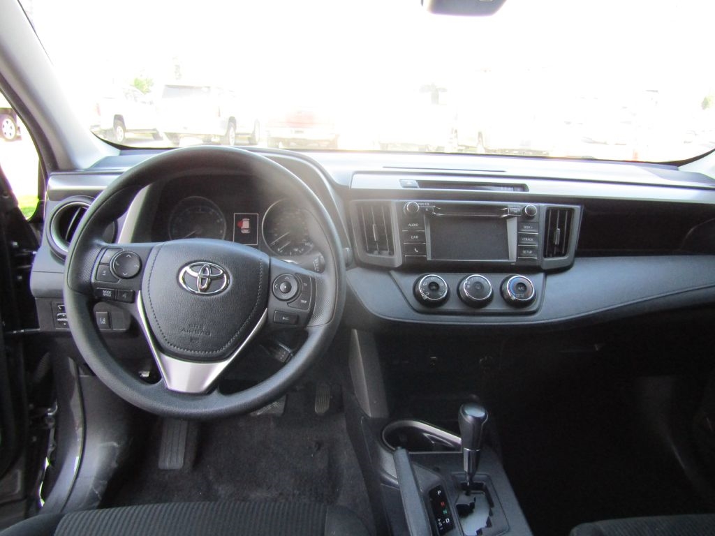 Toyota RAV4 LE FWD 2018