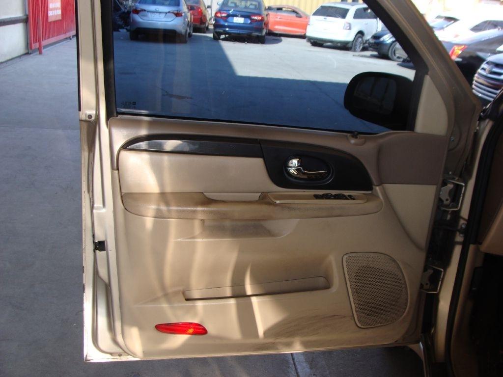 GMC Envoy XL SLE 2WD 2004