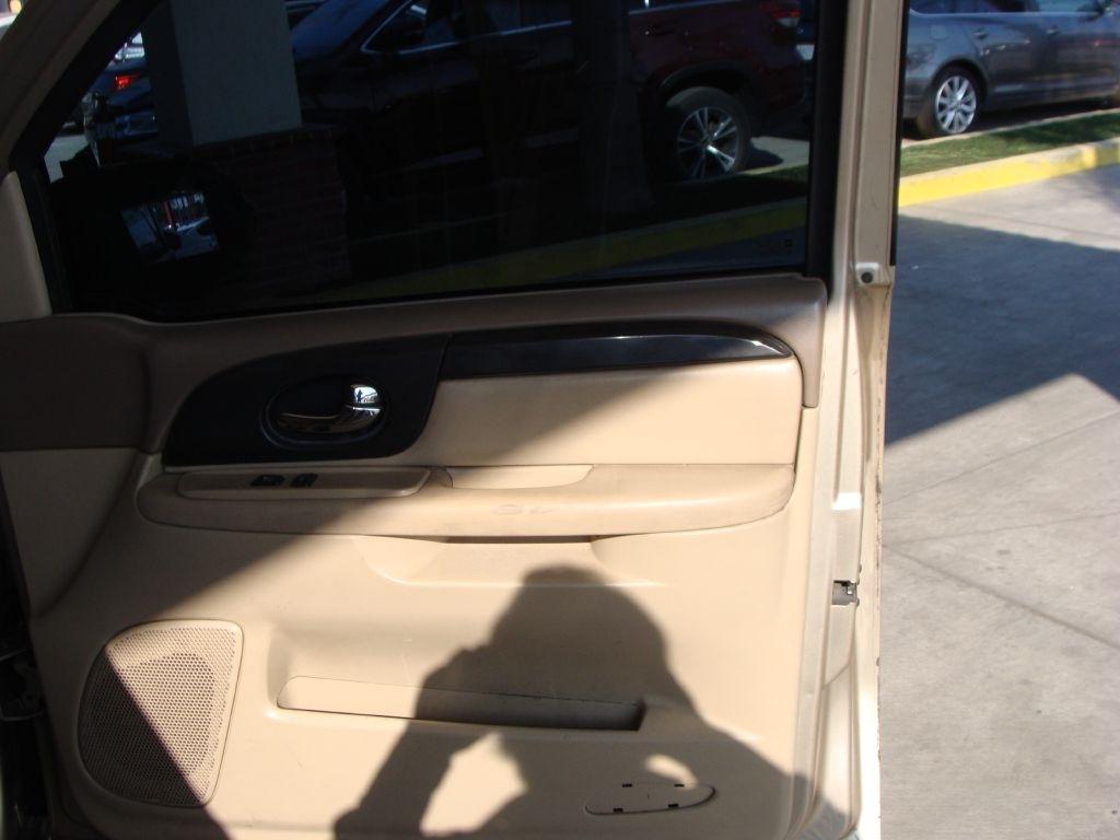 GMC Envoy XL SLE 2WD 2004