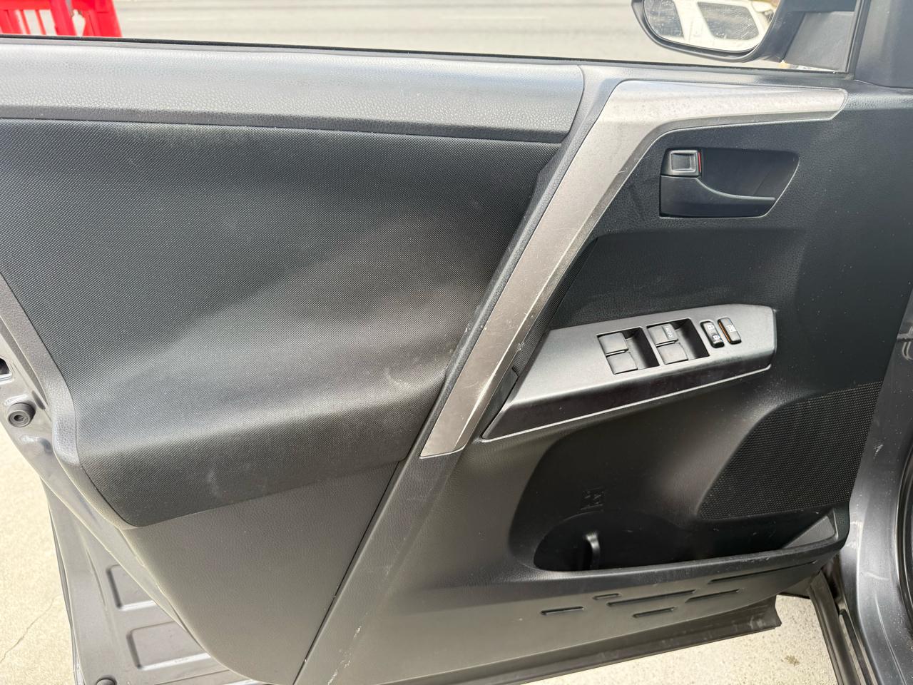 Toyota RAV4 LE FWD 2016