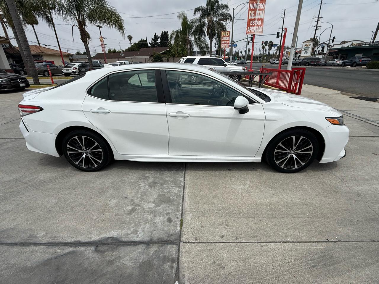 Toyota Camry SE 2020