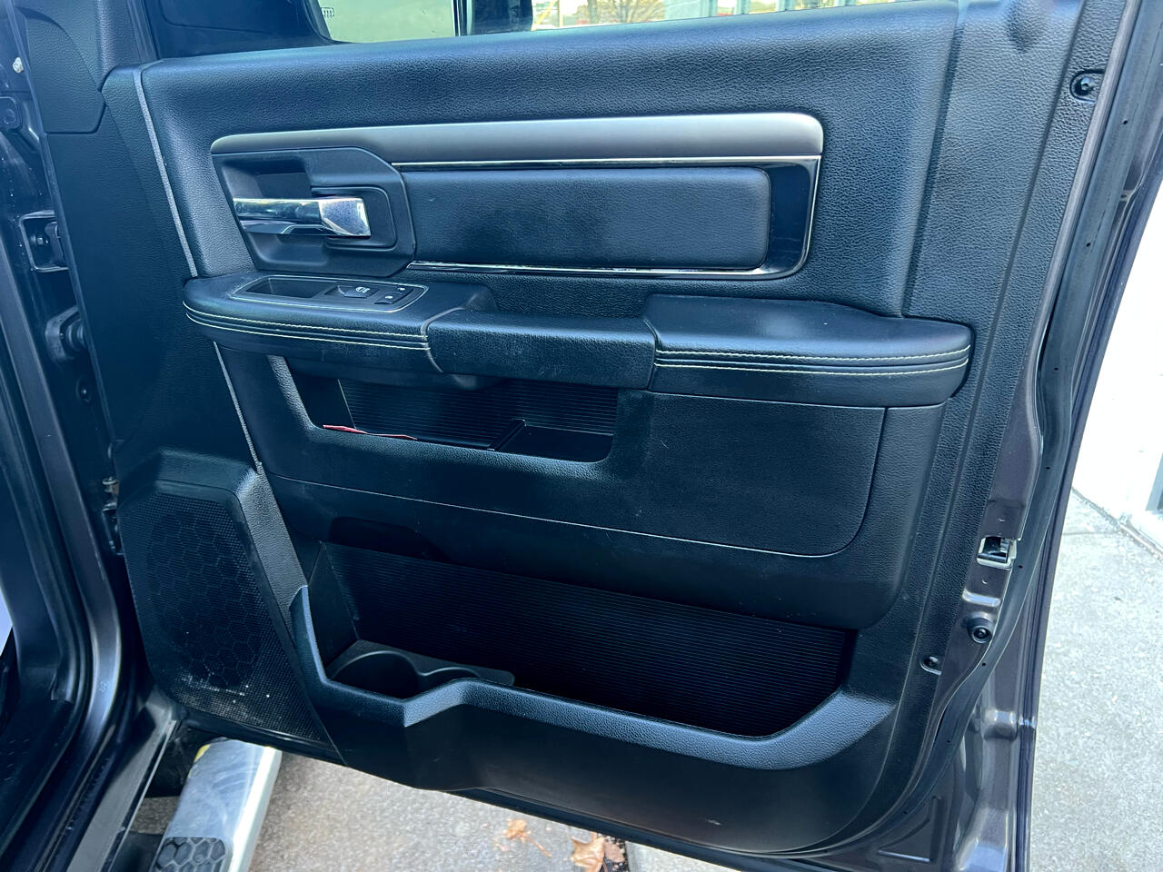 RAM 1500 4WD Crew Cab 140.5" Sport 2014