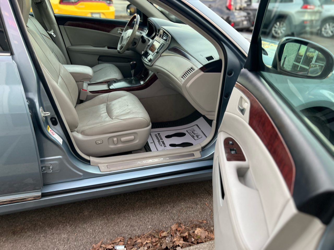 Toyota Avalon 4dr Sdn (Natl) 2012