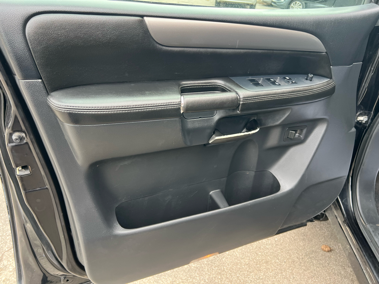 Nissan Armada 4WD 4dr SV 2012