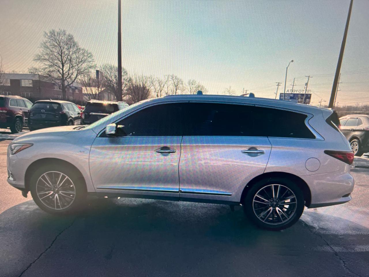 Infiniti QX60 4D SUV FWD 2019
