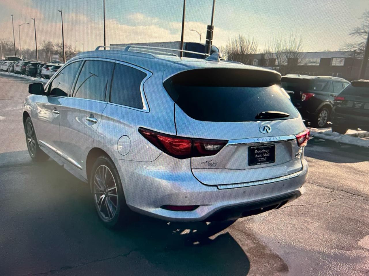 Infiniti QX60 4D SUV FWD 2019