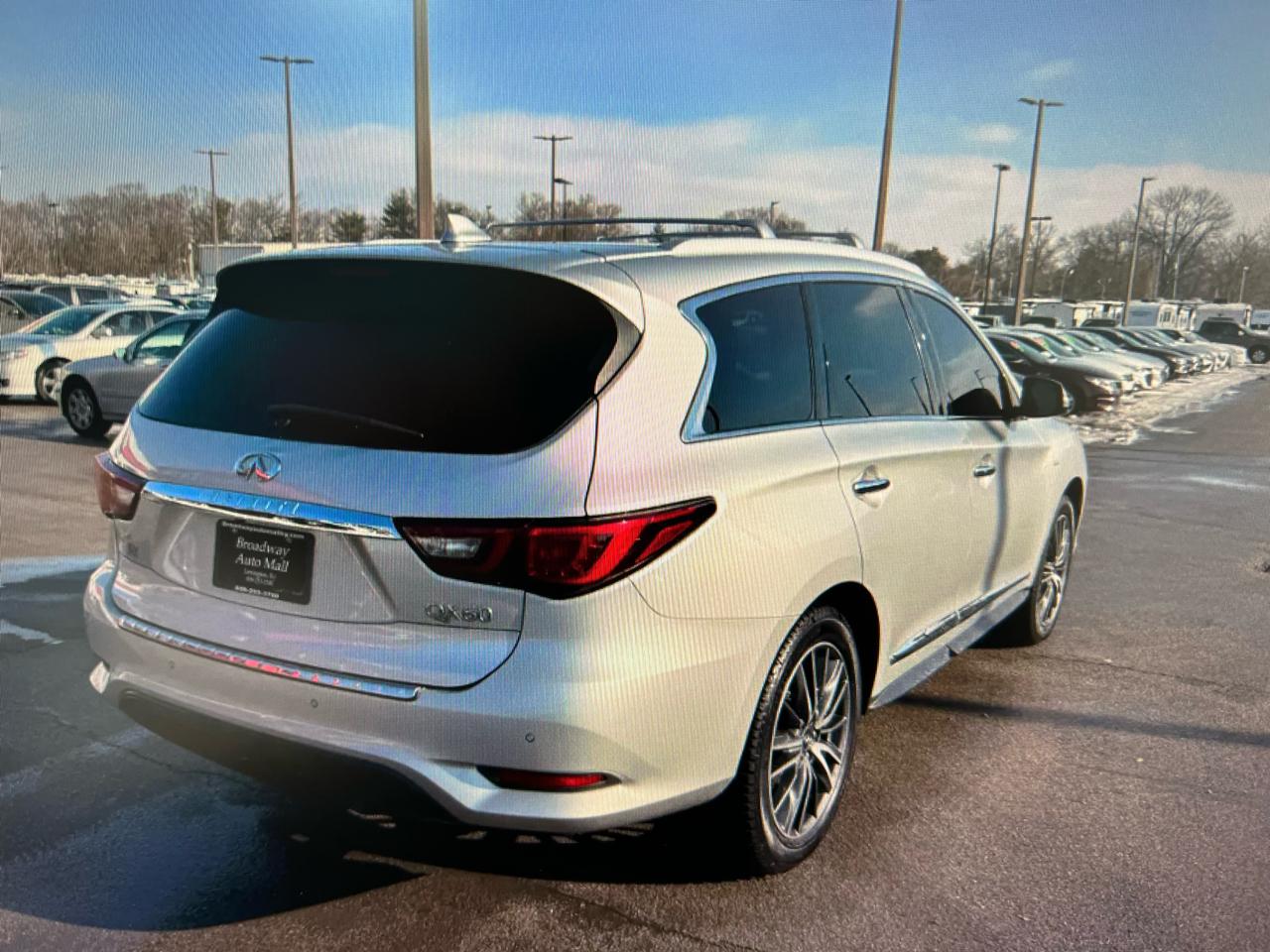 Infiniti QX60 4D SUV FWD 2019