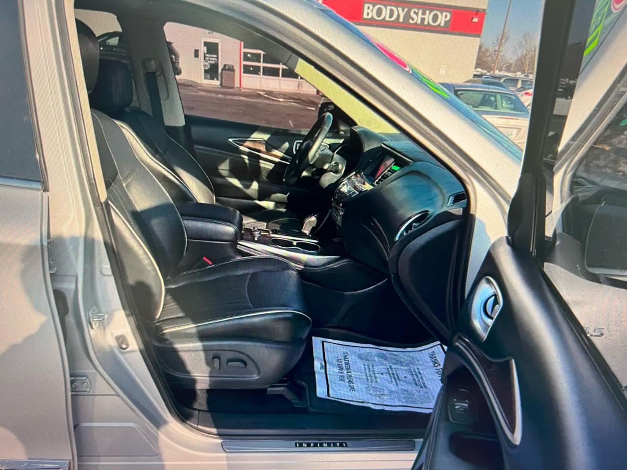 Infiniti QX60 4D SUV FWD 2019