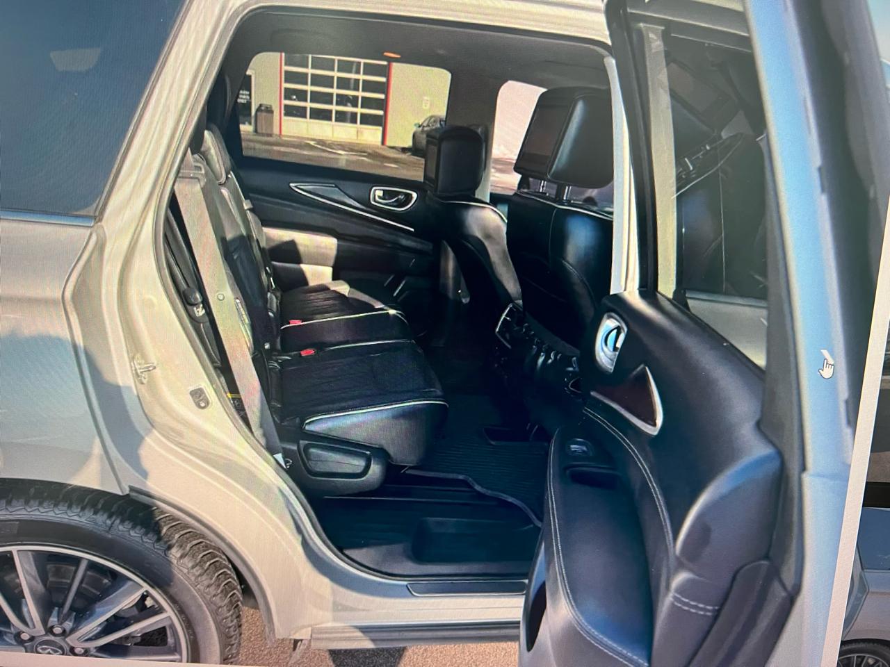 Infiniti QX60 4D SUV FWD 2019