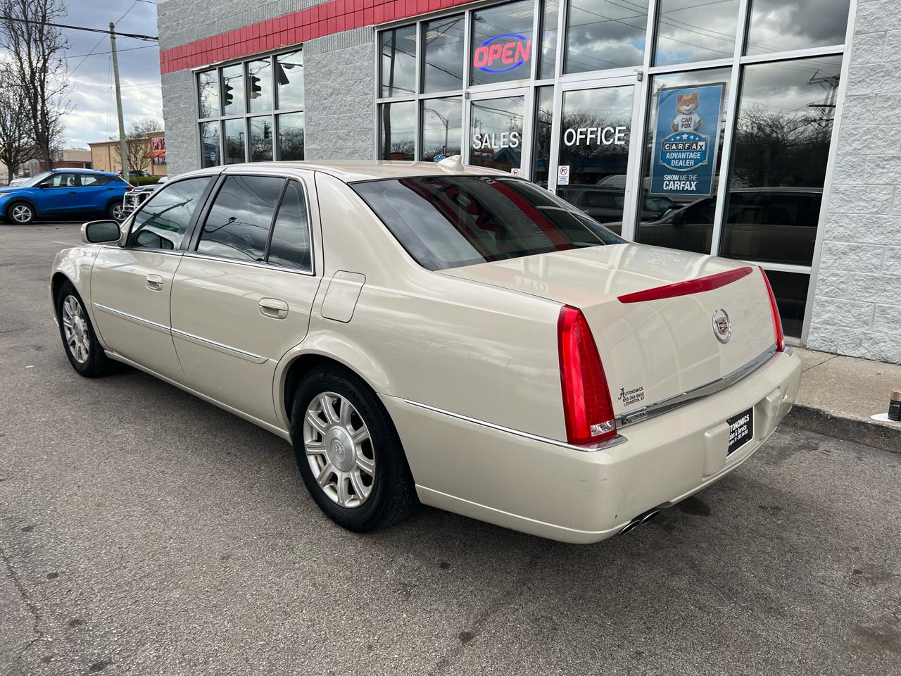 Cadillac DTS 4dr Sdn w/1SA 2010