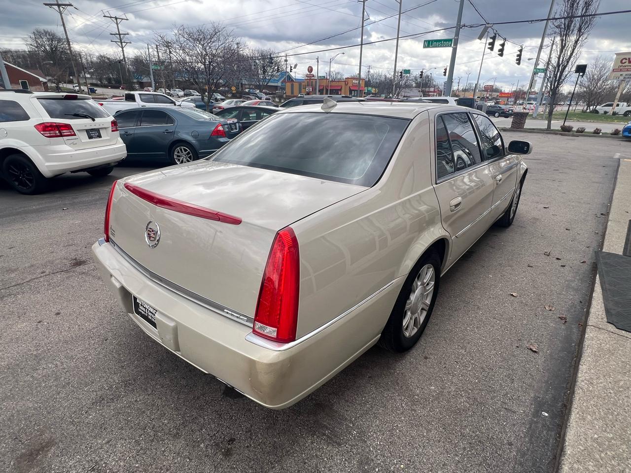 Cadillac DTS 4dr Sdn w/1SA 2010