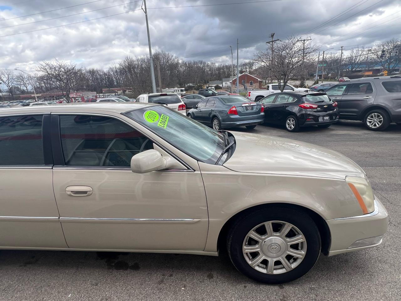 Cadillac DTS 4dr Sdn w/1SA 2010