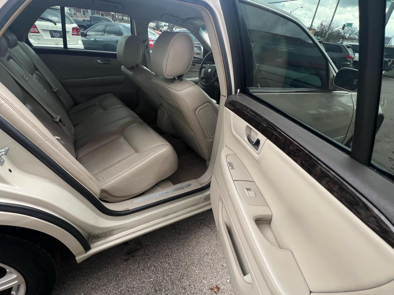 Cadillac DTS 4dr Sdn w/1SA 2010