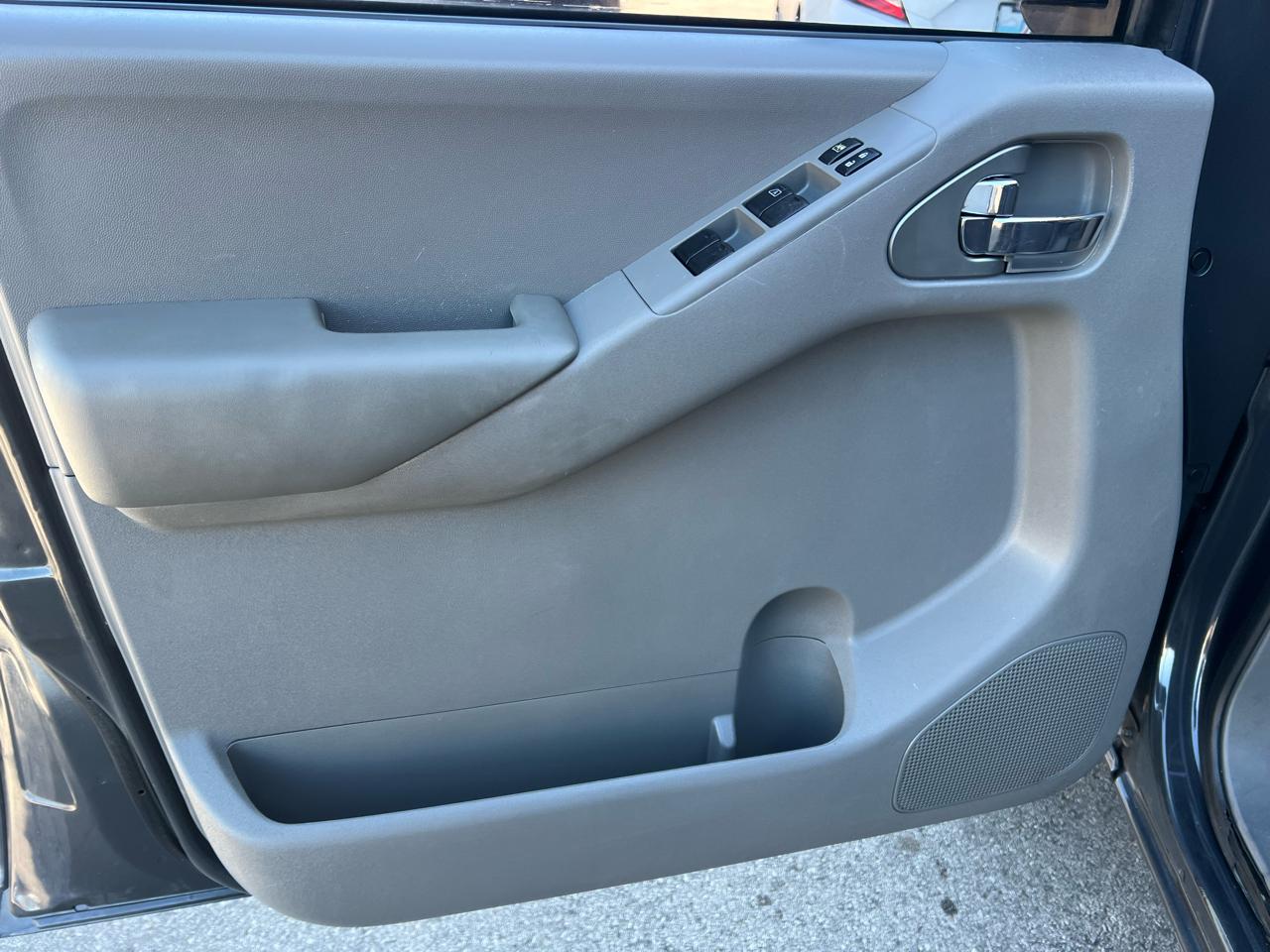 Nissan Frontier 2WD Crew Cab SWB Auto SV 2012