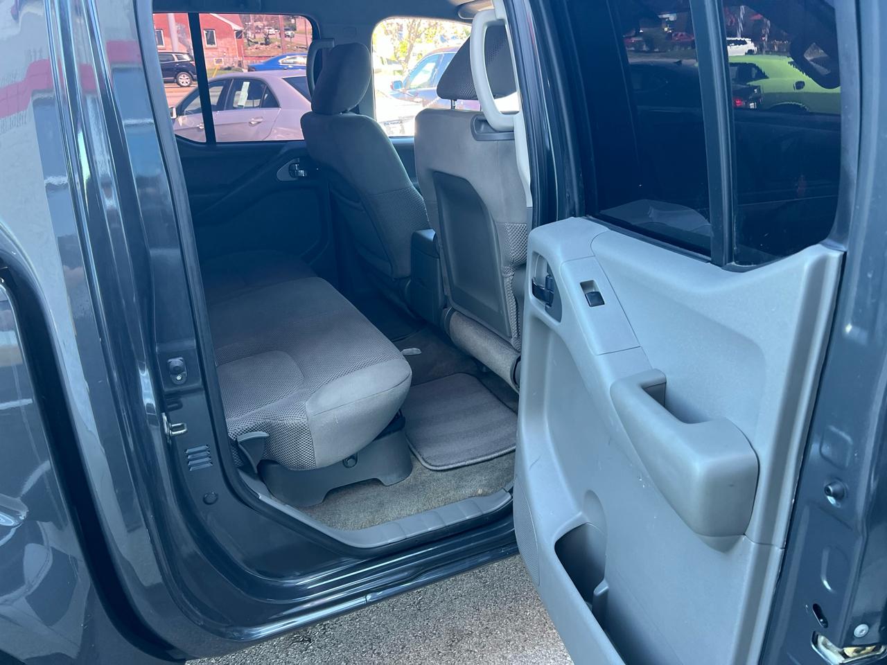 Nissan Frontier 2WD Crew Cab SWB Auto SV 2012