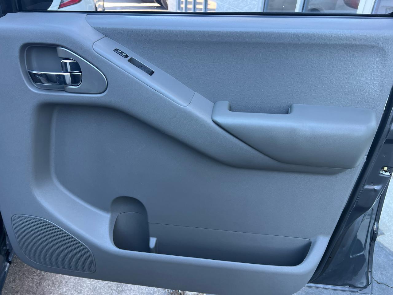 Nissan Frontier 2WD Crew Cab SWB Auto SV 2012