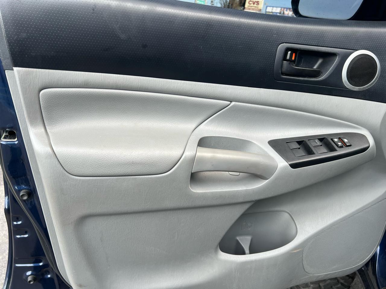 Toyota Tacoma 4WD Double Cab V6 MT (Natl) 2013