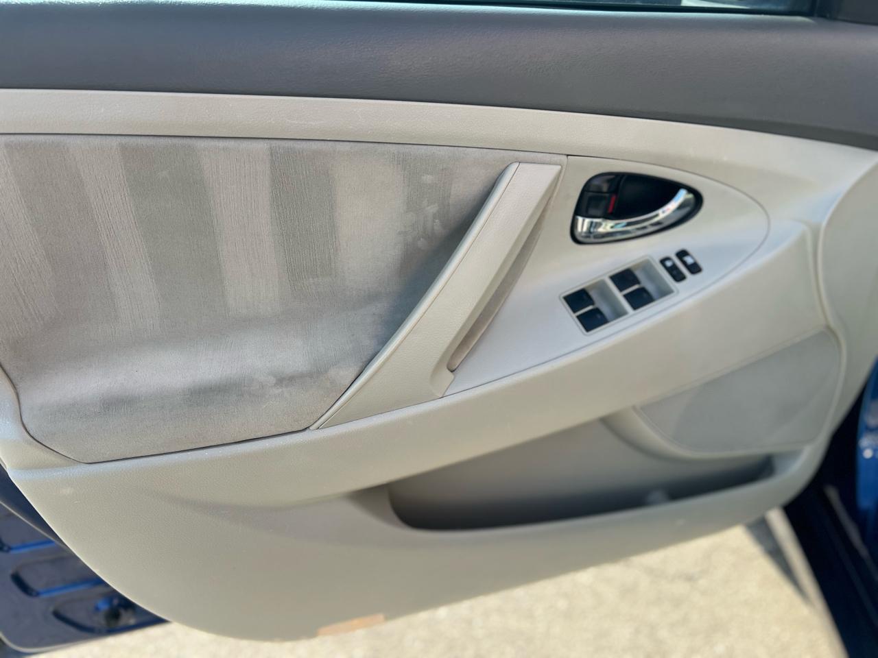 Toyota Camry 4dr Sdn I4 Man (Natl) 2010