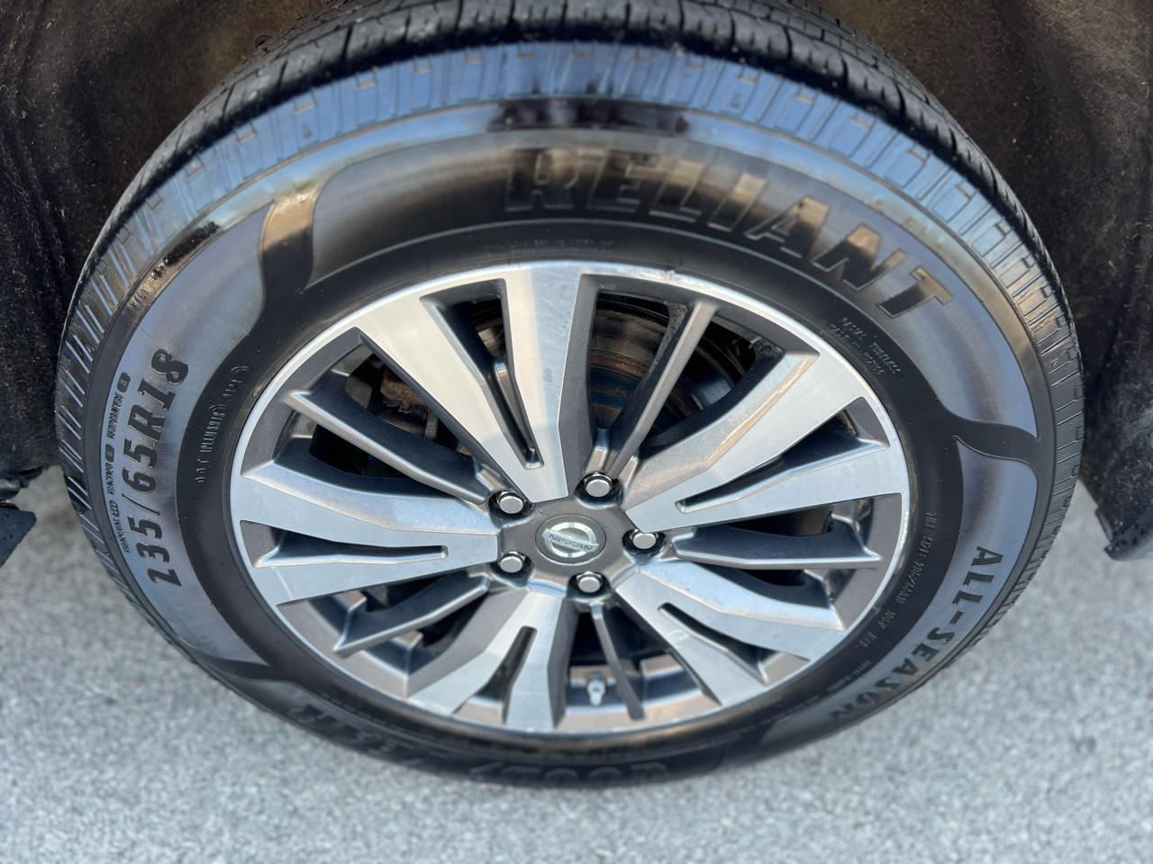 Nissan Pathfinder 4x4 SV 2017