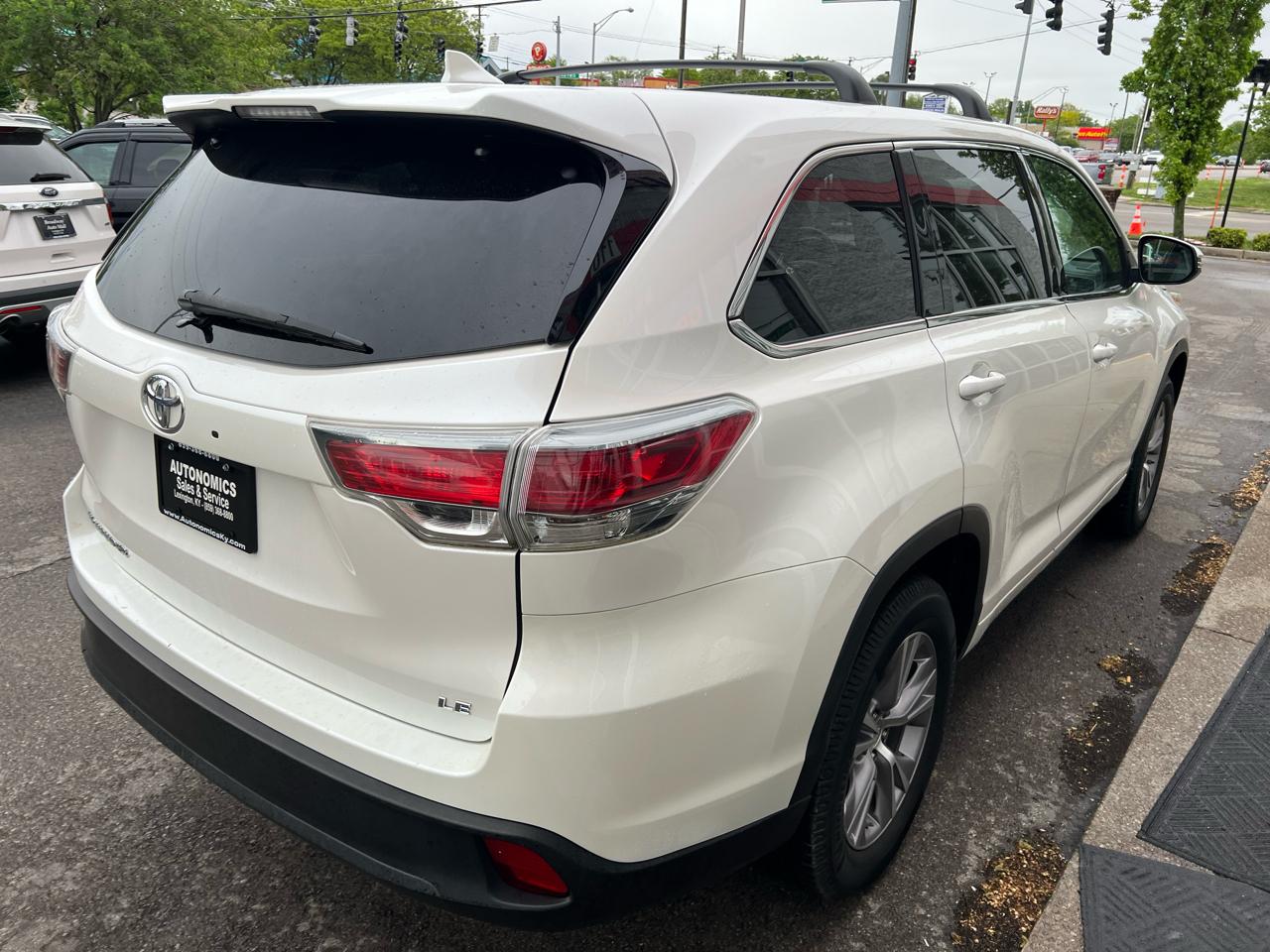 Toyota Highlander FWD 4dr V6 LE (Natl) 2015