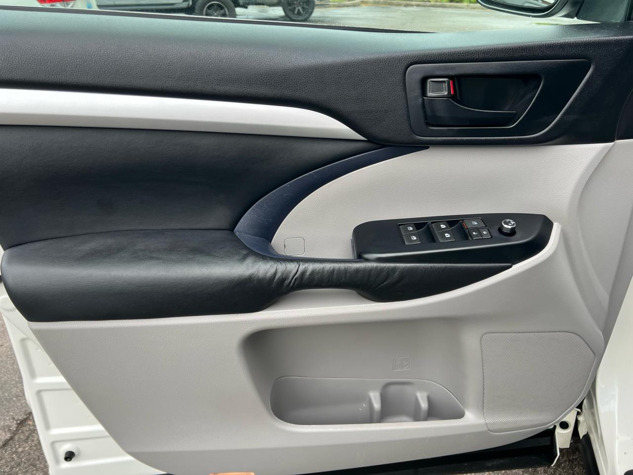 Toyota Highlander FWD 4dr V6 LE (Natl) 2015