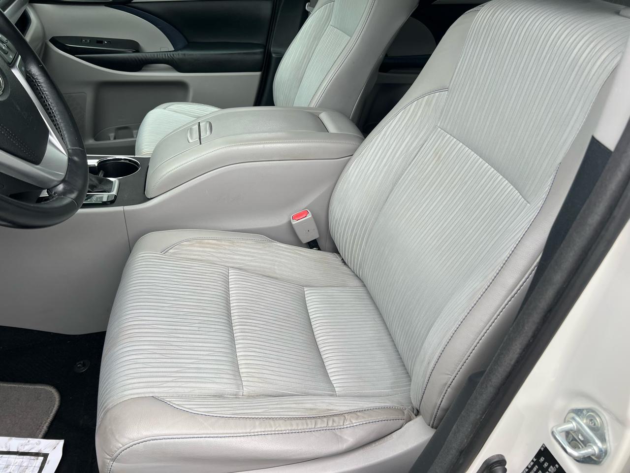 Toyota Highlander FWD 4dr V6 LE (Natl) 2015