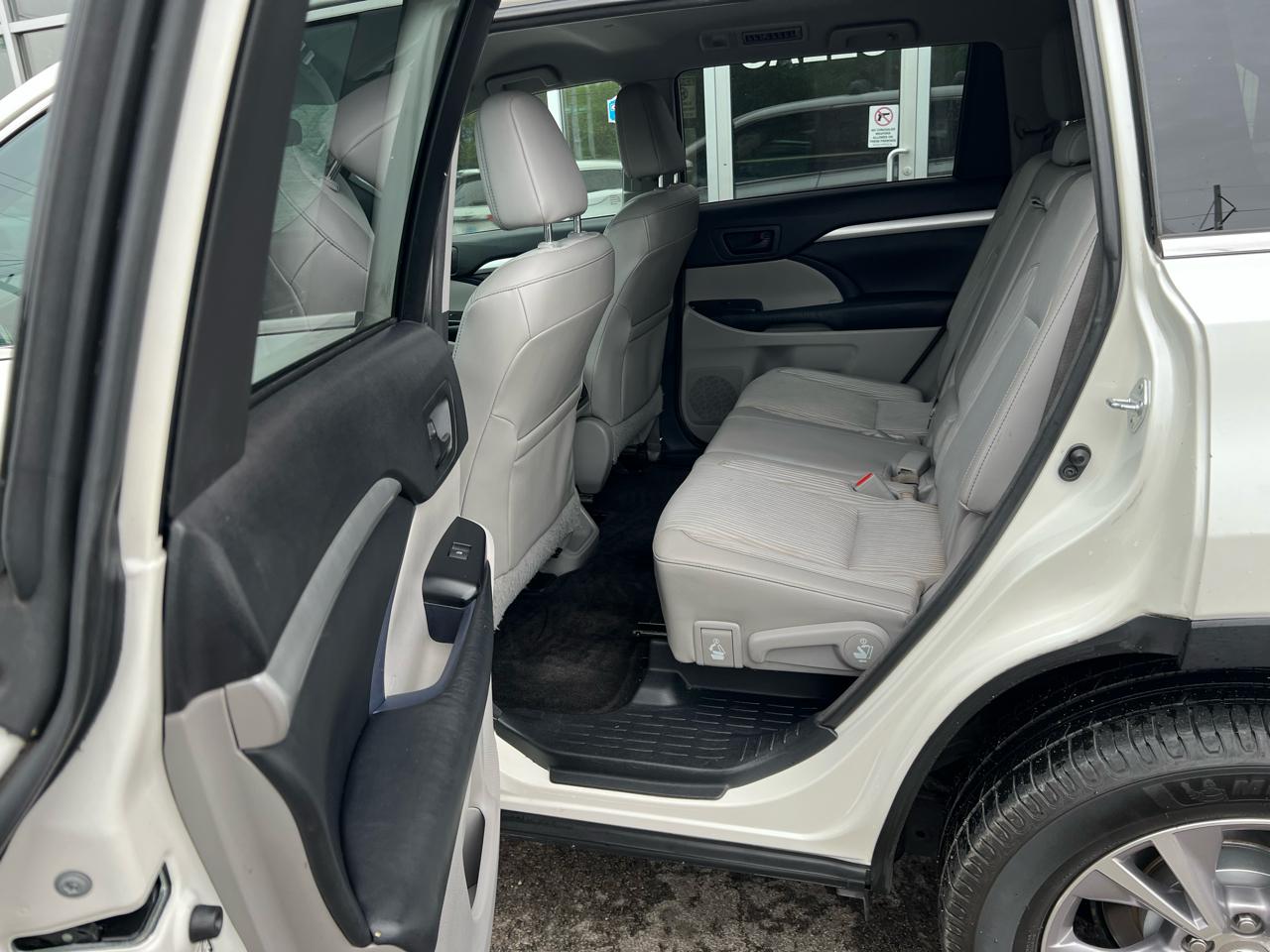 Toyota Highlander FWD 4dr V6 LE (Natl) 2015