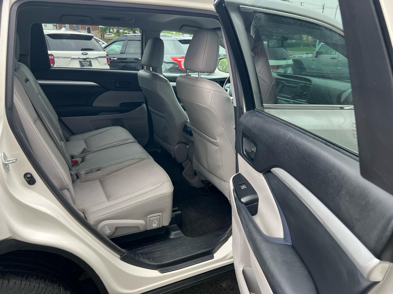 Toyota Highlander FWD 4dr V6 LE (Natl) 2015