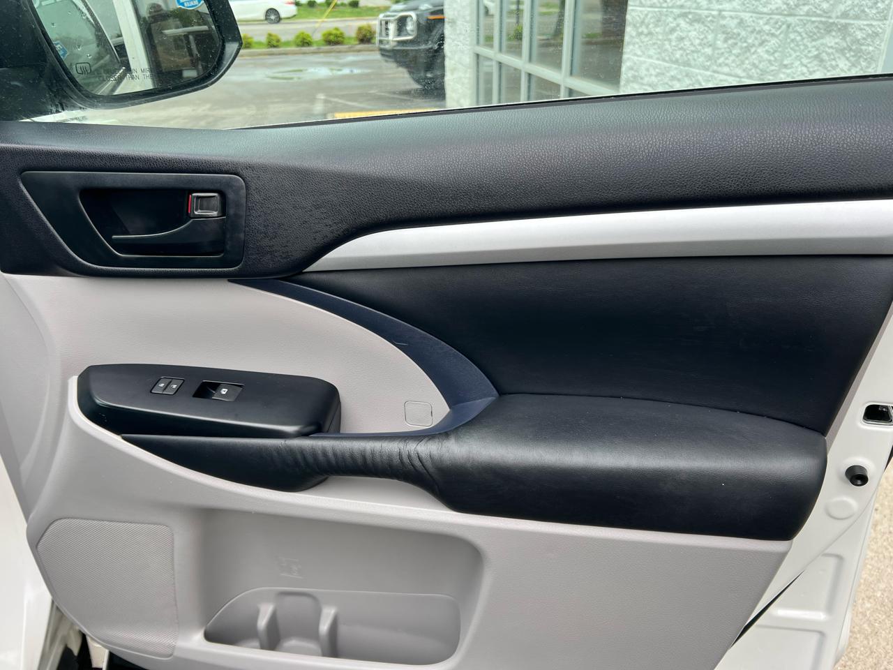 Toyota Highlander FWD 4dr V6 LE (Natl) 2015