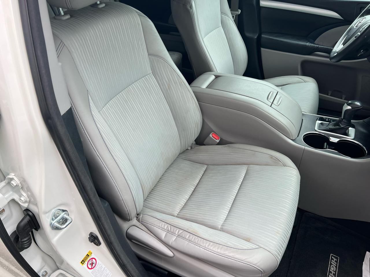 Toyota Highlander FWD 4dr V6 LE (Natl) 2015