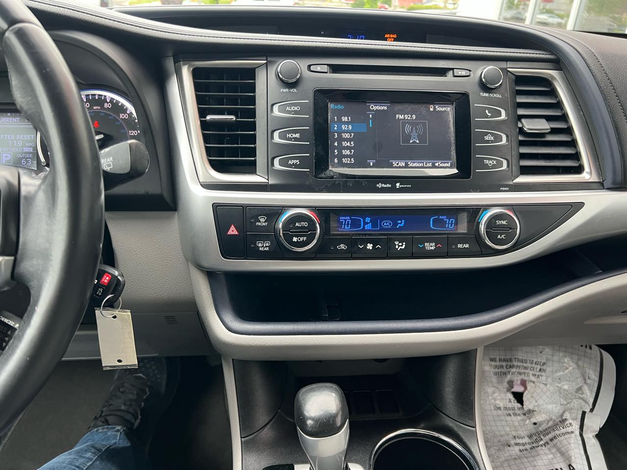 Toyota Highlander FWD 4dr V6 LE (Natl) 2015