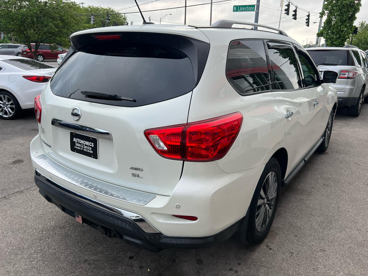 Nissan Pathfinder 4x4 SL 2017