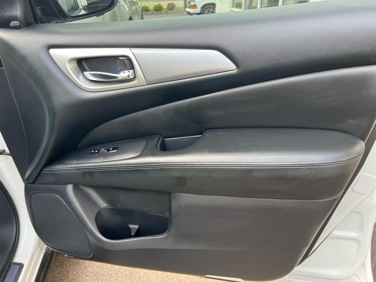 Nissan Pathfinder 4x4 SL 2017