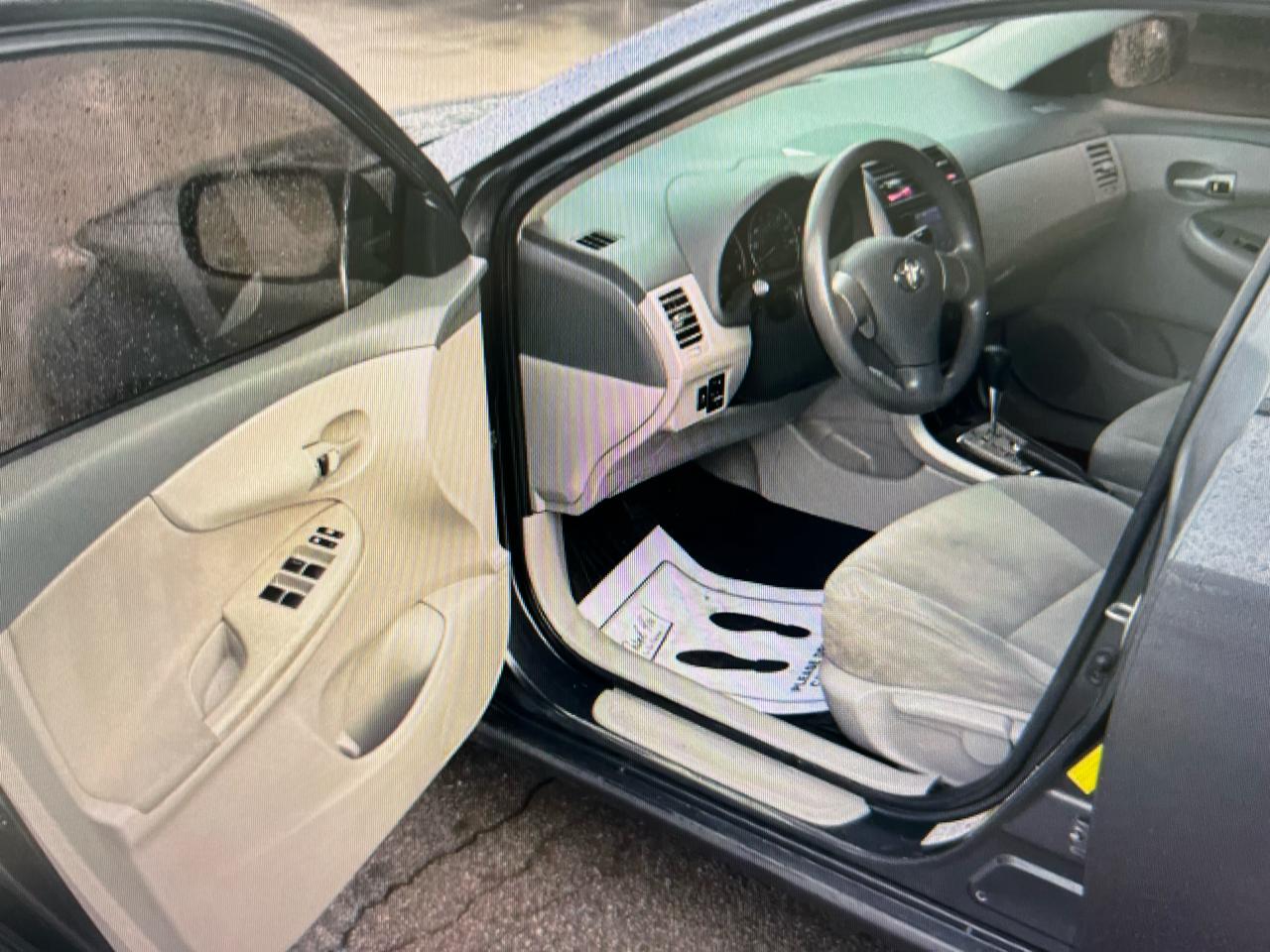 Toyota Corolla 4dr Sdn LE Auto 2010