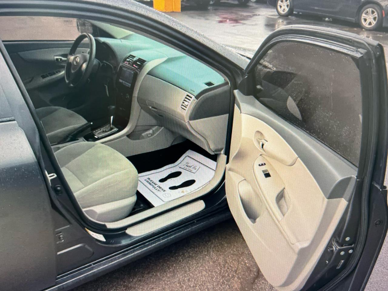 Toyota Corolla 4dr Sdn LE Auto 2010