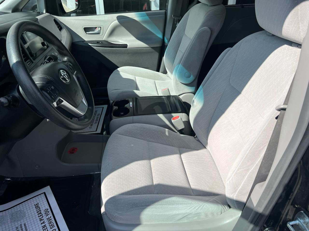 Toyota Sienna 5dr 8-Pass Van LE FWD (Natl) 2016