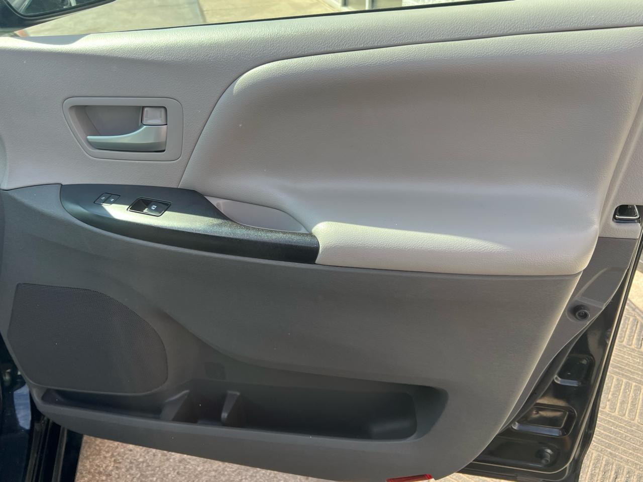 Toyota Sienna 5dr 8-Pass Van LE FWD (Natl) 2016