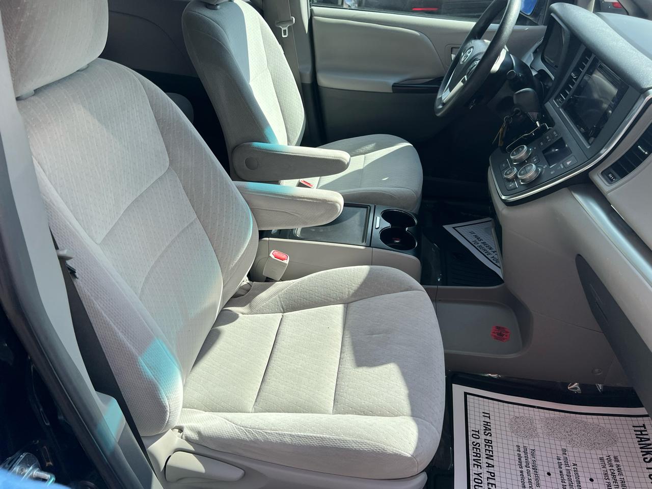 Toyota Sienna 5dr 8-Pass Van LE FWD (Natl) 2016