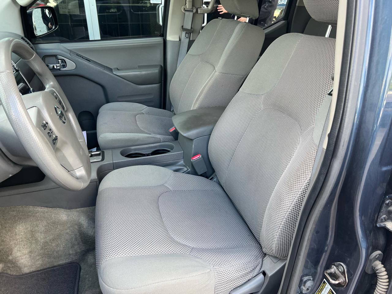 Nissan Frontier 4WD Crew Cab LWB Auto SV 2015