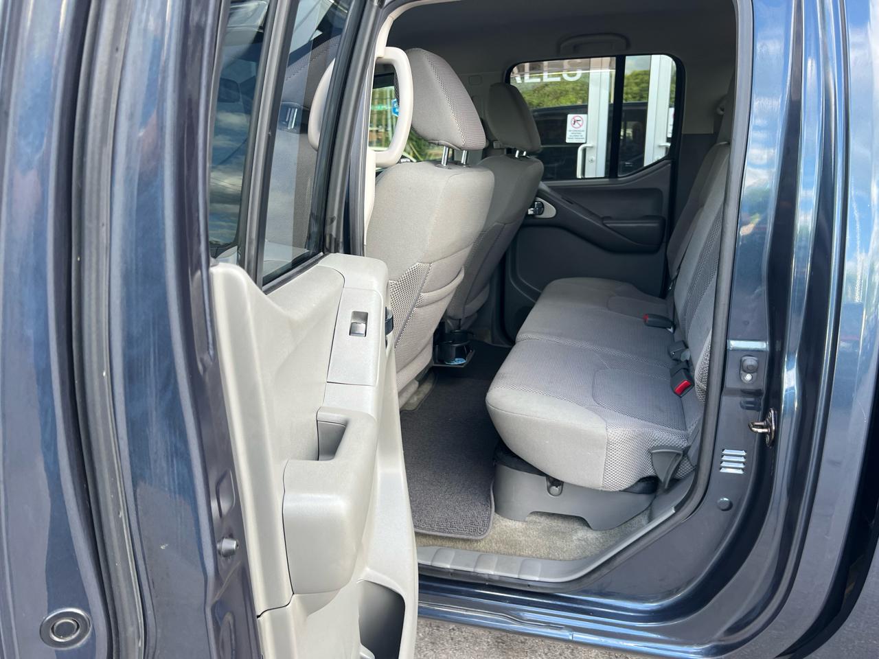 Nissan Frontier 4WD Crew Cab LWB Auto SV 2015