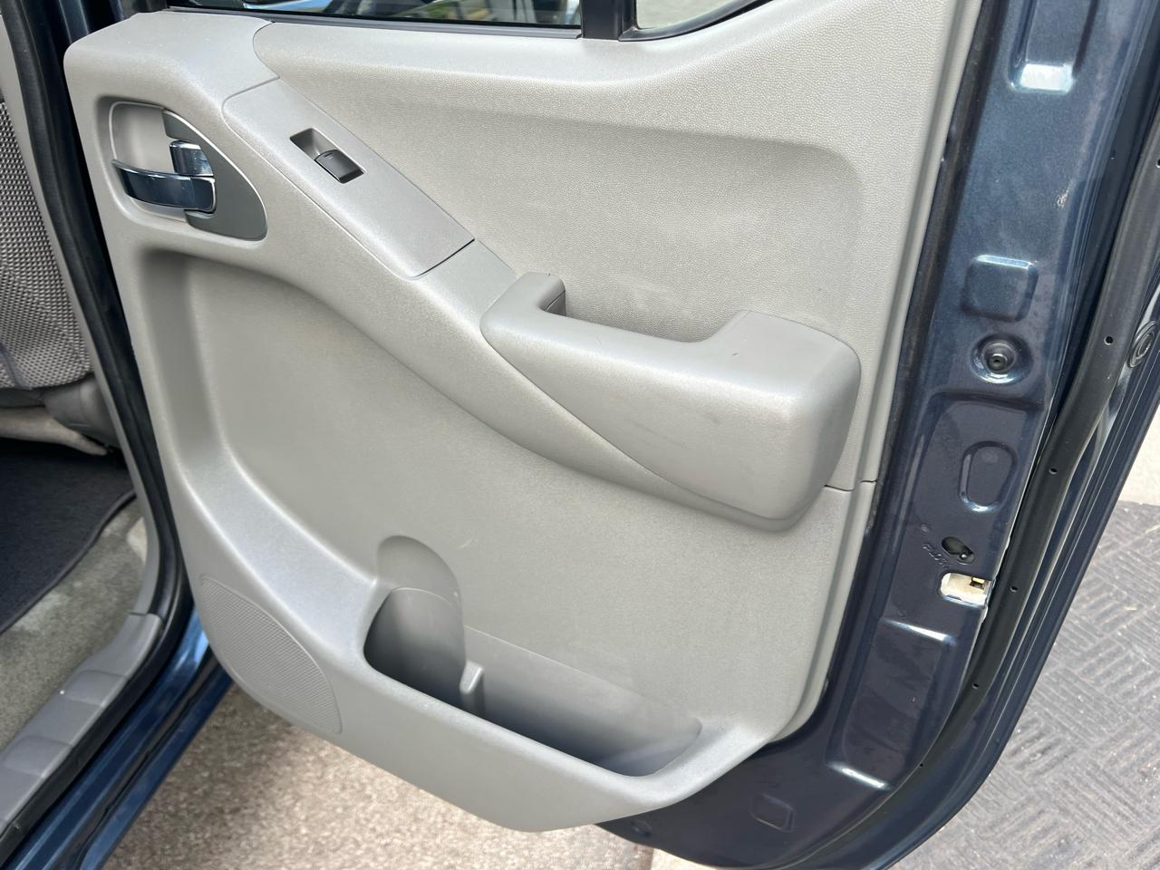 Nissan Frontier 4WD Crew Cab LWB Auto SV 2015