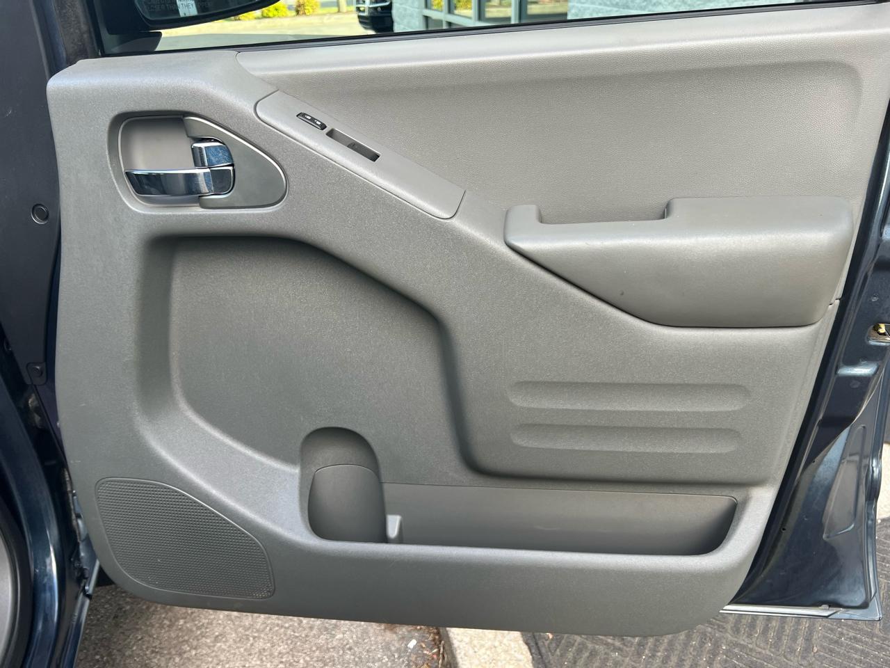 Nissan Frontier 4WD Crew Cab LWB Auto SV 2015