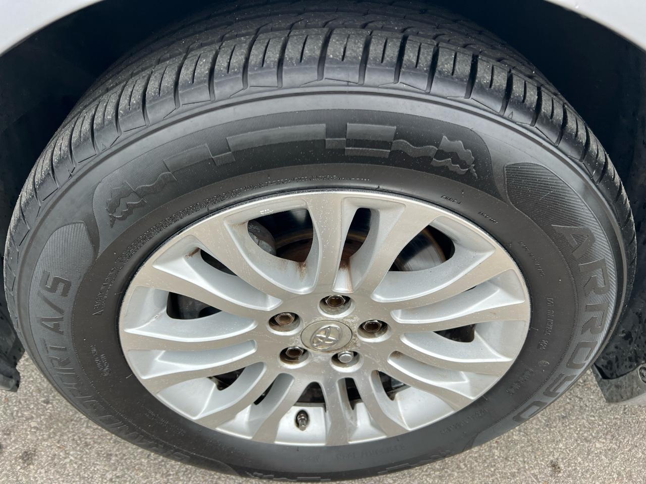 Toyota Sienna 5dr 7-Pass Van V6 XLE AAS FWD (Natl) 2011