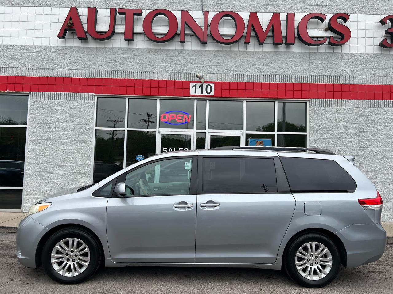 Toyota Sienna 5dr 7-Pass Van V6 XLE AAS FWD (Natl) 2011