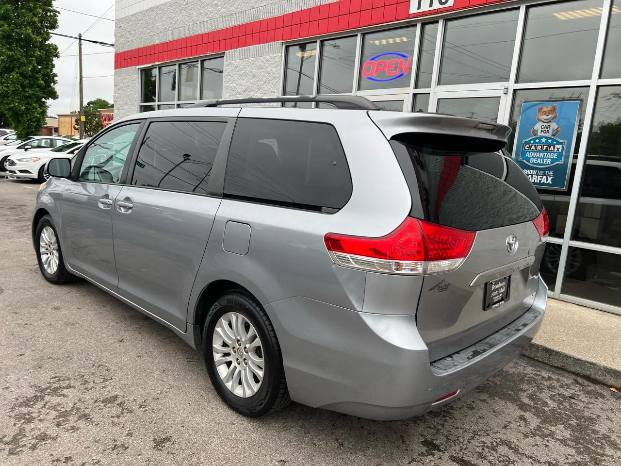 Toyota Sienna 5dr 7-Pass Van V6 XLE AAS FWD (Natl) 2011