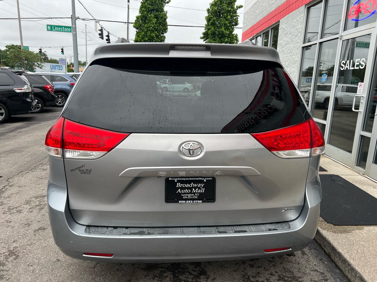 Toyota Sienna 5dr 7-Pass Van V6 XLE AAS FWD (Natl) 2011