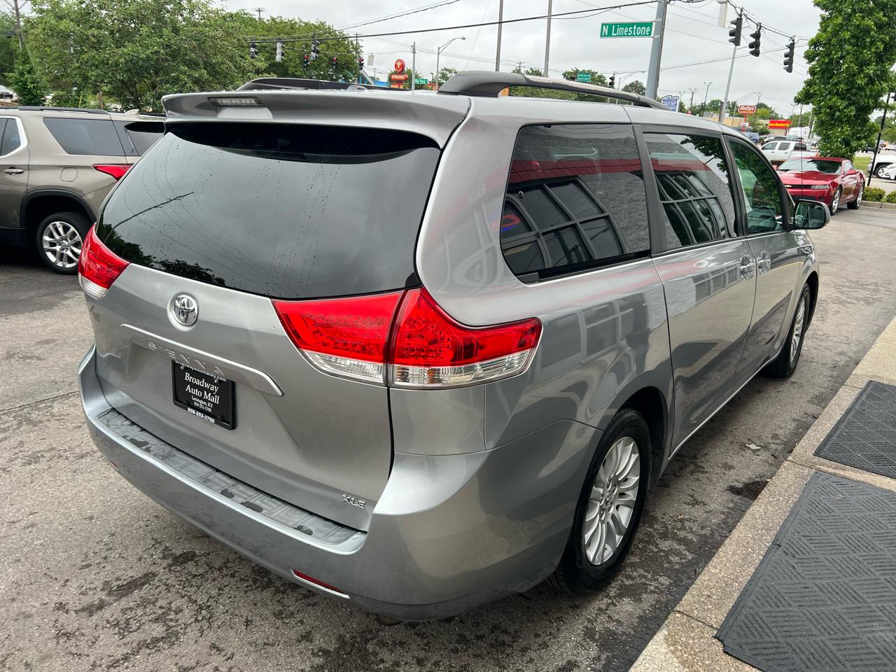 Toyota Sienna 5dr 7-Pass Van V6 XLE AAS FWD (Natl) 2011