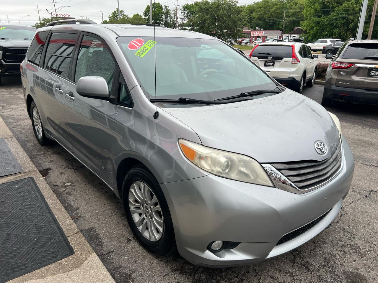 Toyota Sienna 5dr 7-Pass Van V6 XLE AAS FWD (Natl) 2011