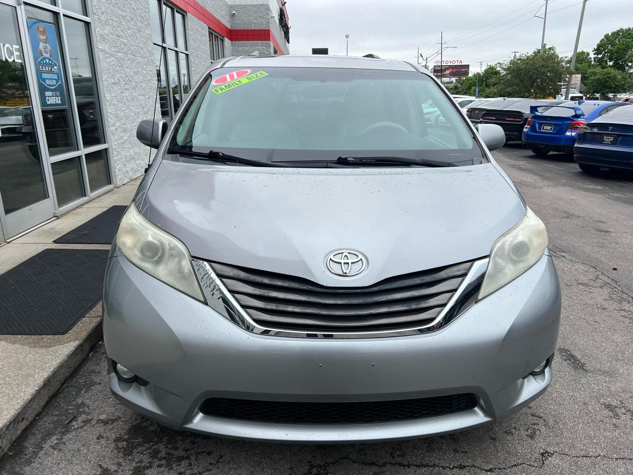 Toyota Sienna 5dr 7-Pass Van V6 XLE AAS FWD (Natl) 2011